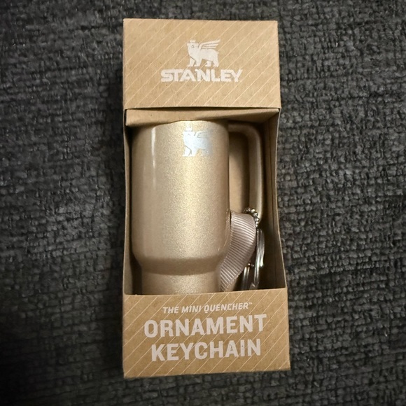 ✨ Beauty Bundle Adidas Bag + Stanley Keychain + Masks + Laura Geller ✨ - Picture 3 of 16